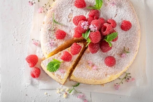    Как по-научному резать торт, чтобы он не обветривался?