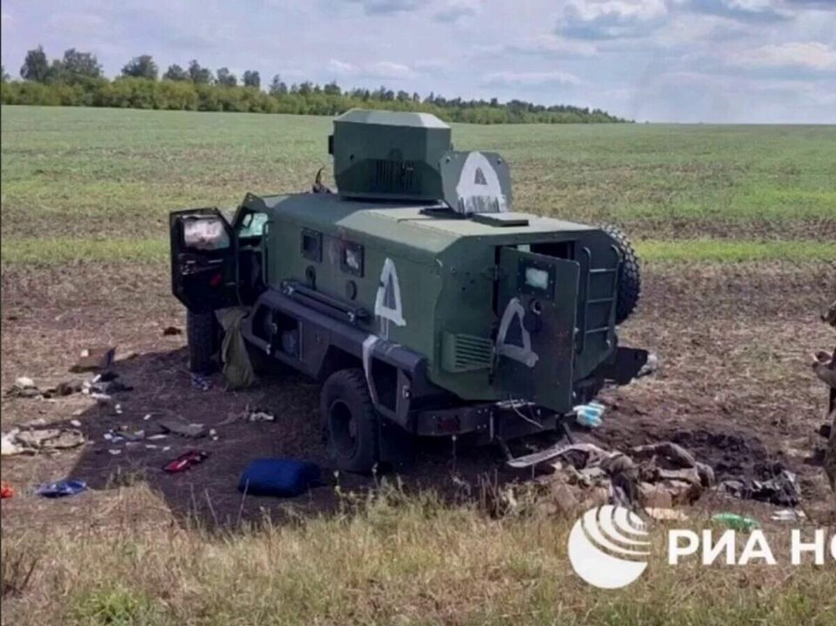    Российские военные рядом с уничтоженной техникой из колонны ВСУ в Курской области© РИА Новости