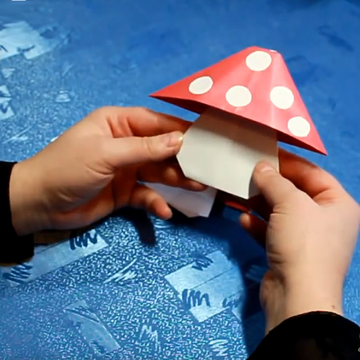    Грибок из бумаги   
Источник: Скриншот из видео