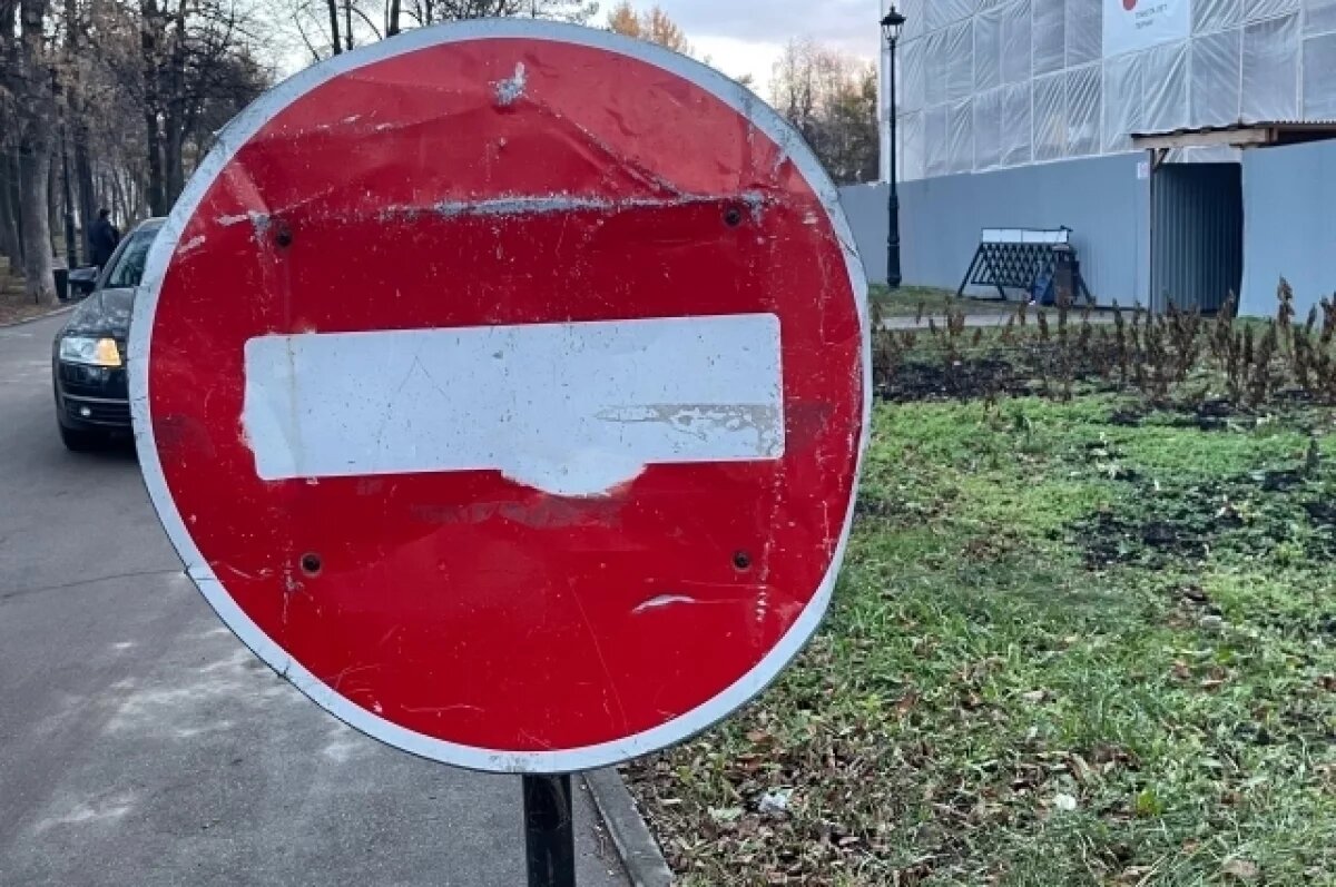    Проезд автомобилей может помешать съёмкам фильма.