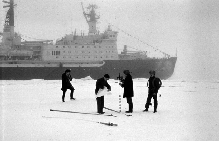 Как экипаж ледокола «Арктика» совершил кругосветное путешествие за несколько минут и утопил герб СССР. Путешествие к Северному полюсу