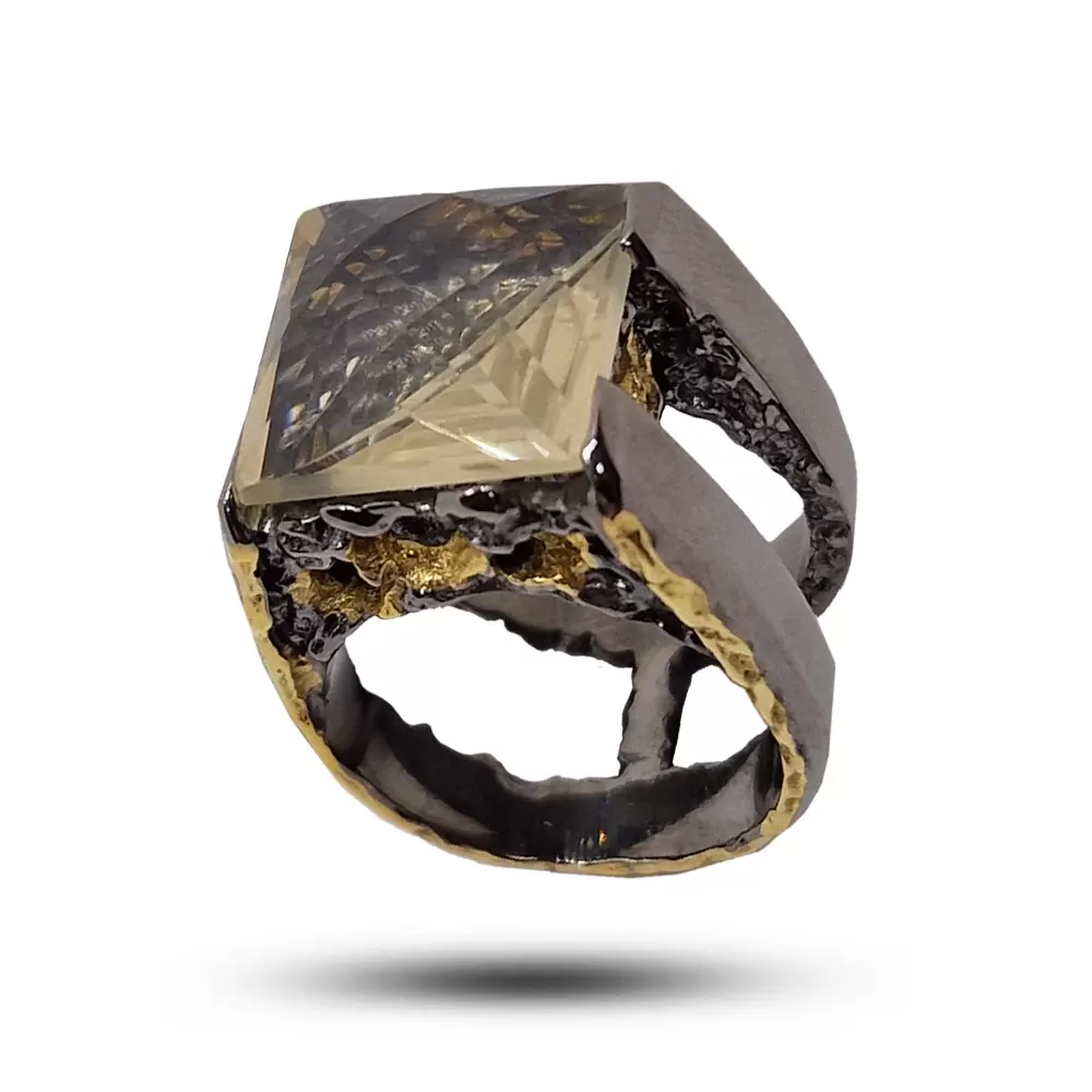 Серебряное кольцо с цитрином из Римской коллекции Ювелирного дома Denisov & Gems. Оправа — серебро 925 пробы. Вставка — цитрин 9,4 ct, огранка подушка. Размеры камня  13,5 x 14 мм. Кольцо из серебра с камнем цитрин, кольцо-перстень «Романум» Артикул: 02010308-5