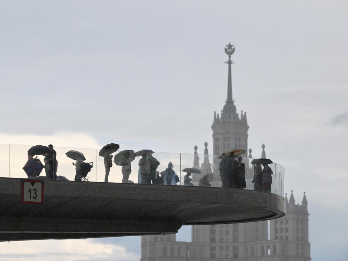    Люди на Парящем мосту во время дождя в природно-ландшафтном парке "Зарядье" в Москве© РИА Новости / Максим Блинов