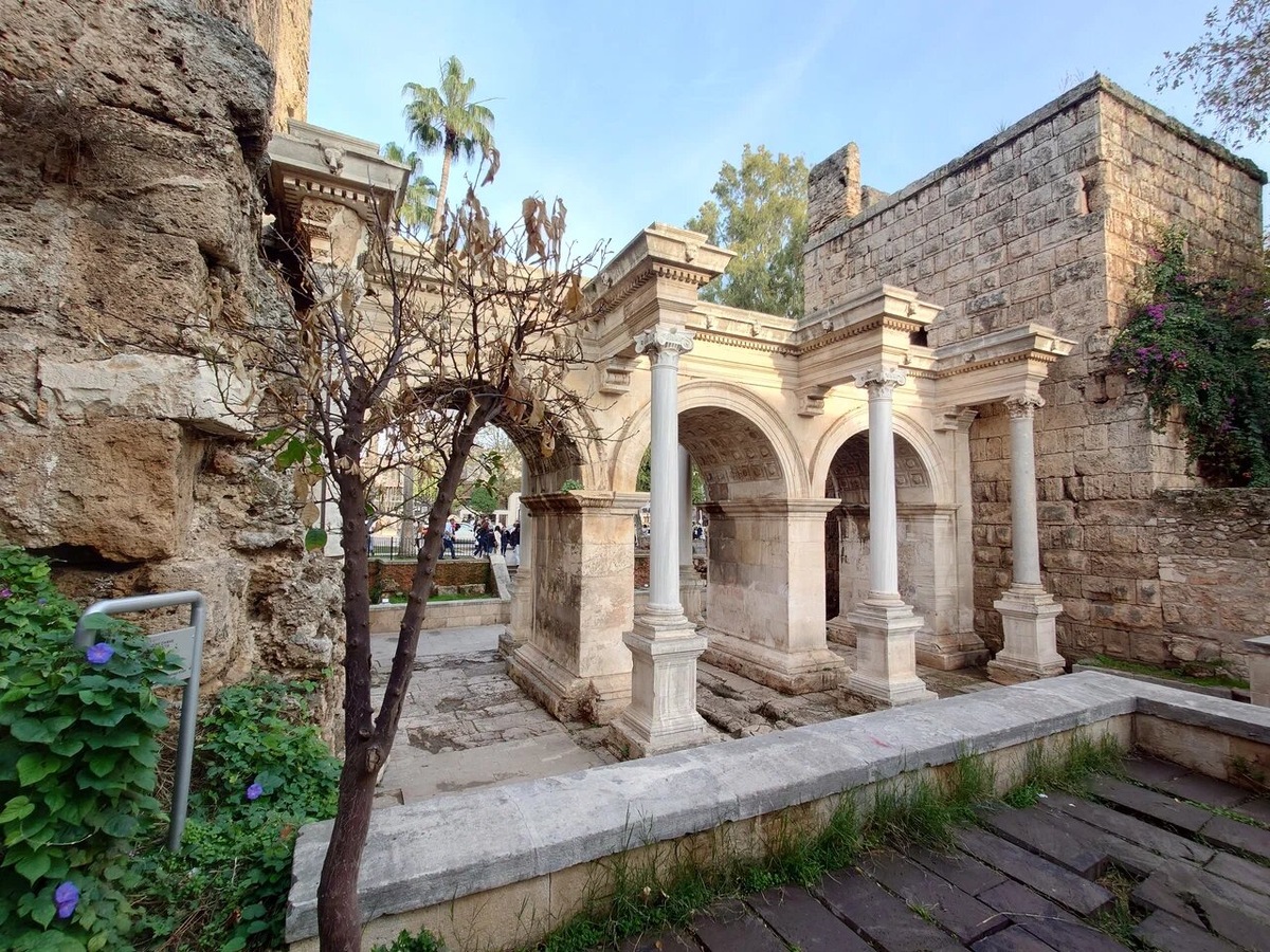 Ворота Адриана считаются самыми красивыми в Памфилии — это древнее название региона Анталья — и свидетельствуют о могуществе Римской империи. Фото: Alexey Daranov TeDo / Яндекс Карты