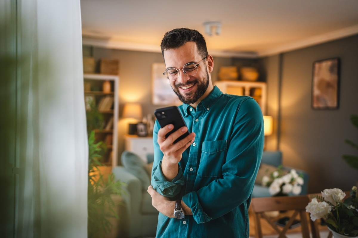    Приложение «Мой налог» — легкий способ вести учет продаж услуг самозанятого. Источник: Shutterstock