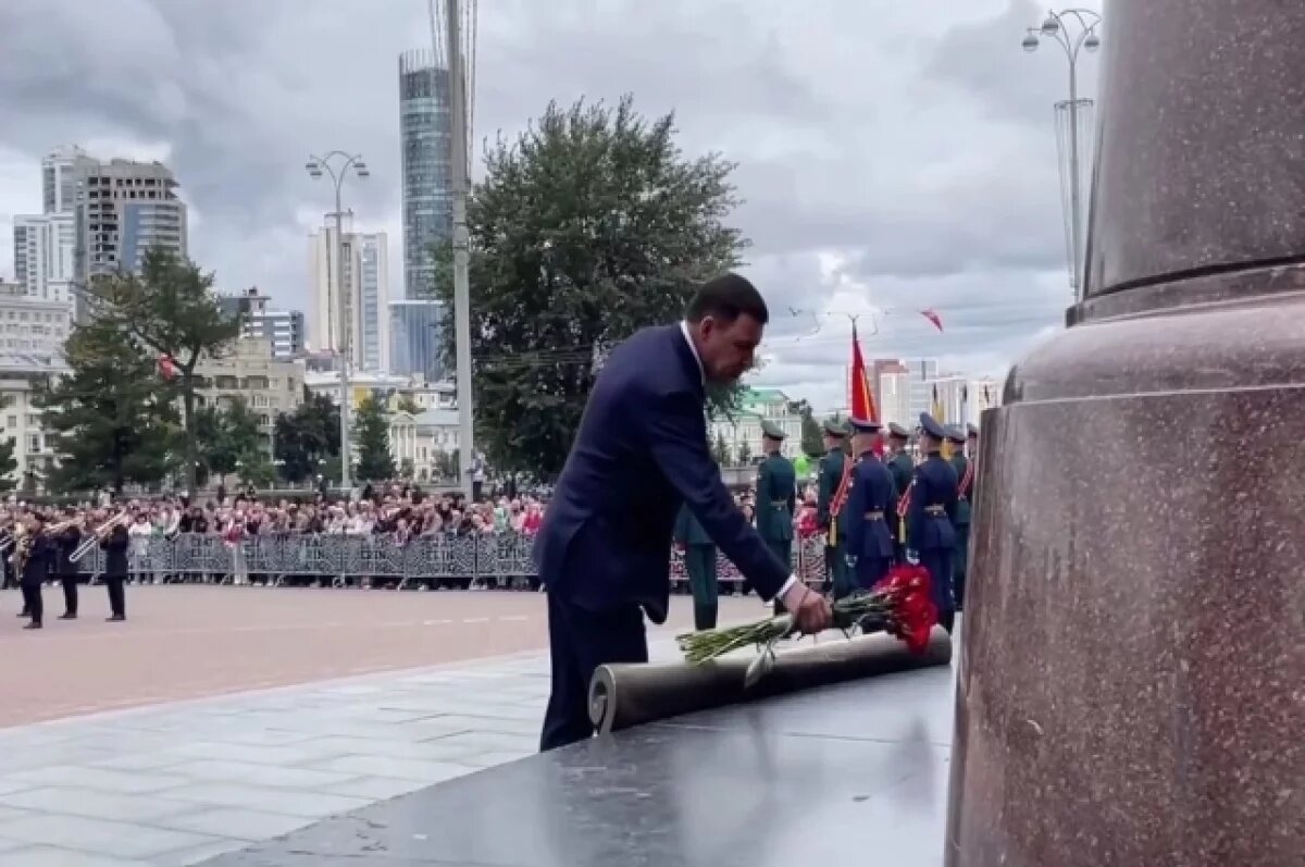    В Екатеринбурге возложили цветы к памятнику основателям города