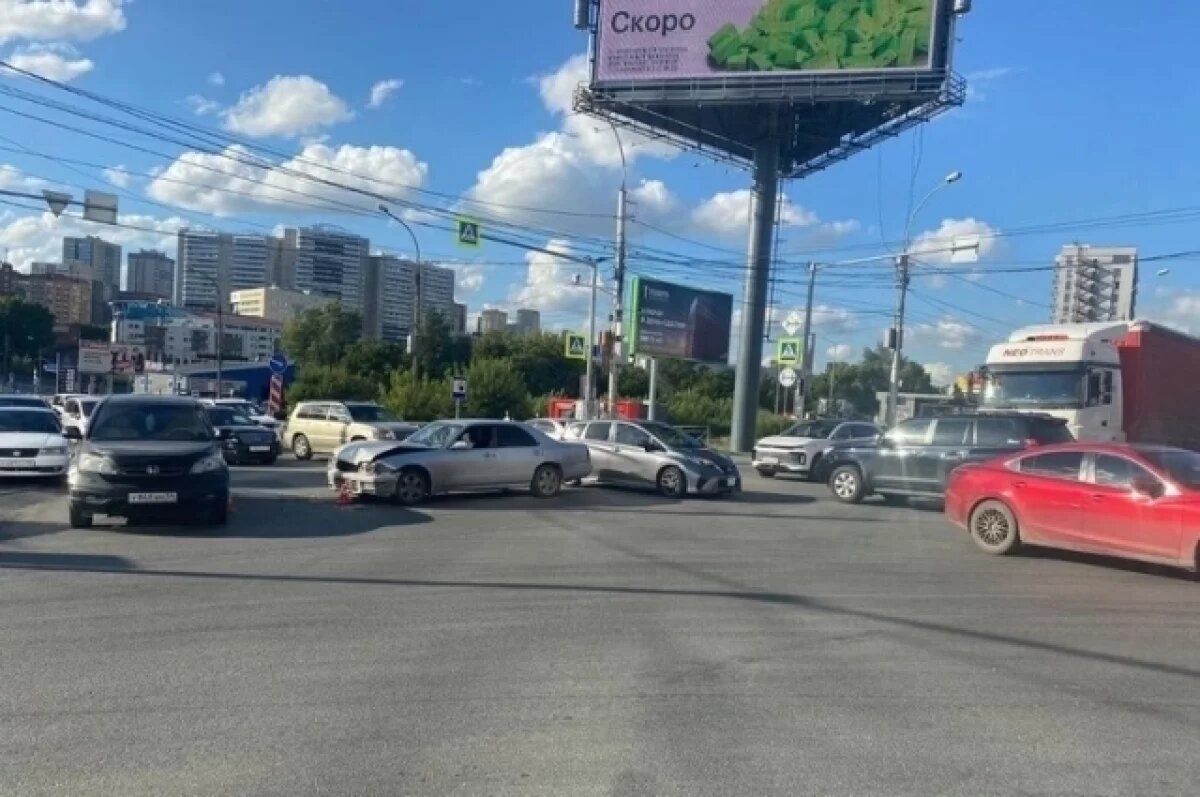    В Новосибирске лихач на Ниссане устроил массовое ДТП