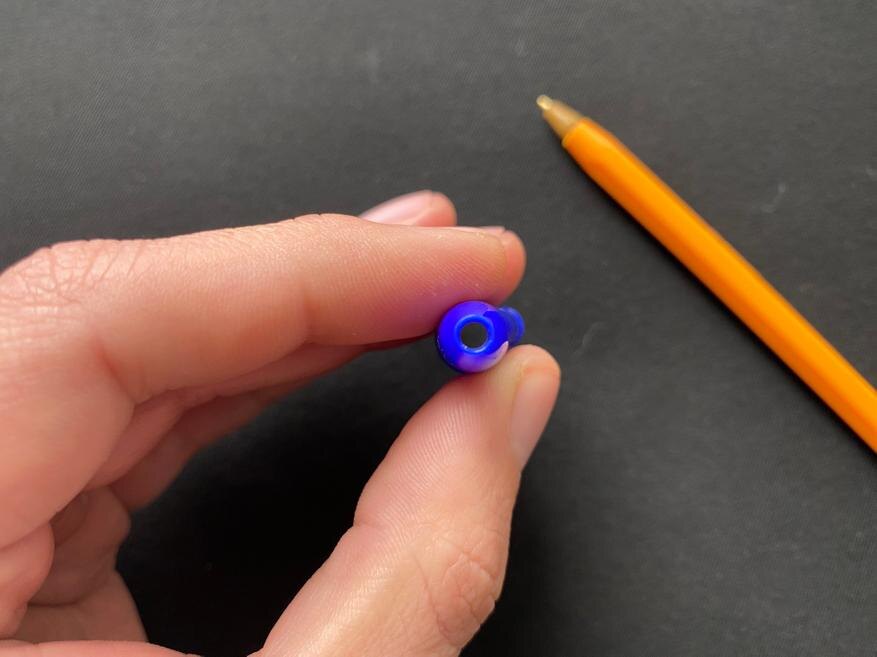 Отверстие в колпачке ручки. Источник: https://ru.pinterest.com