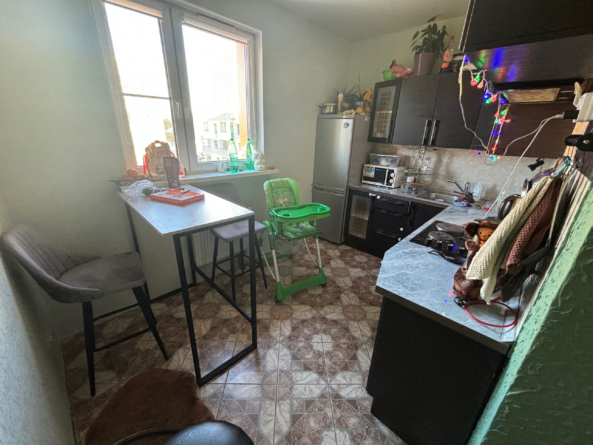 Извиняюсь за небольшой бардак, только въехали и сделали ремонт сами за неделю. Вот эти стулья, барная стойка, рулонные шторы, серая пленка на столешнице, микроволновка - все ВБ