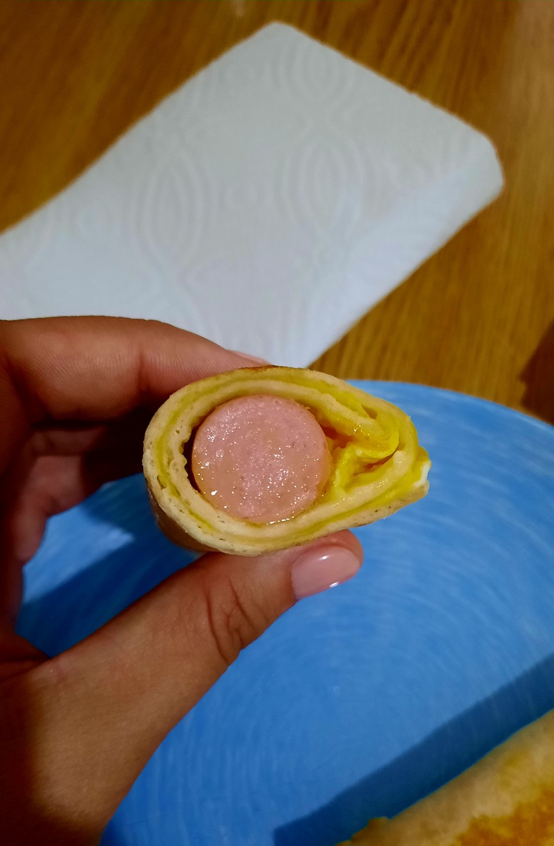 В лепёшку для тортильи добавила яйцо и сосиску, и обжарила. Вкусный завтрак 😋