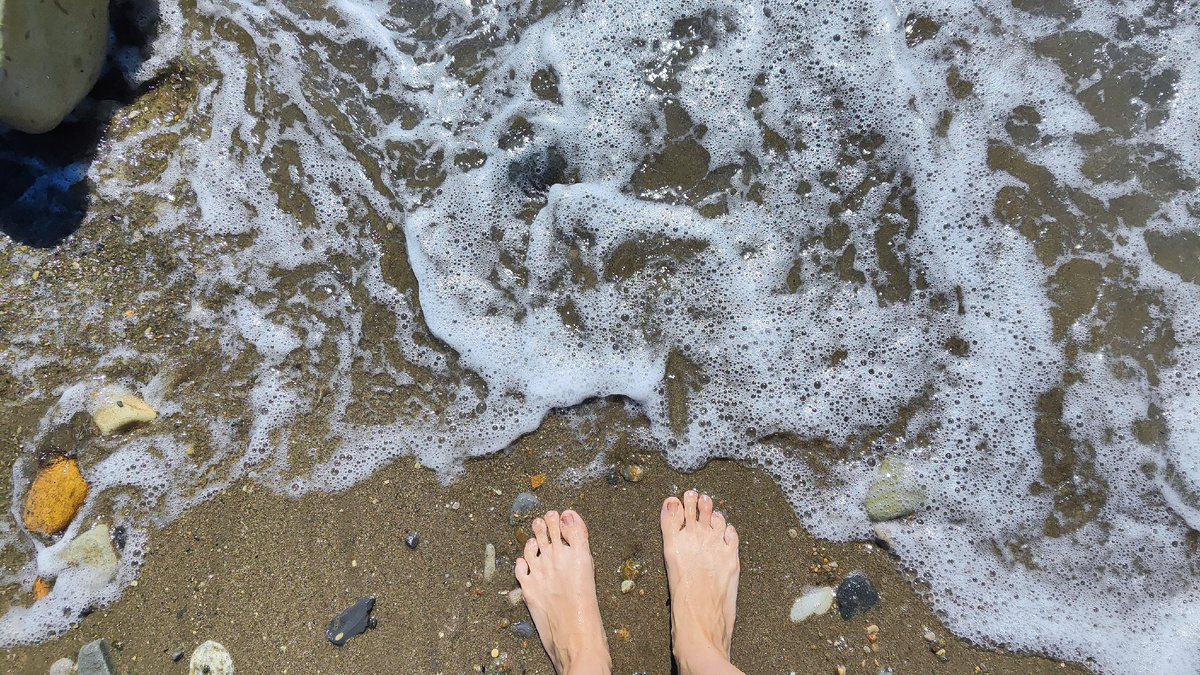 Мои длинные пальцы на море😂