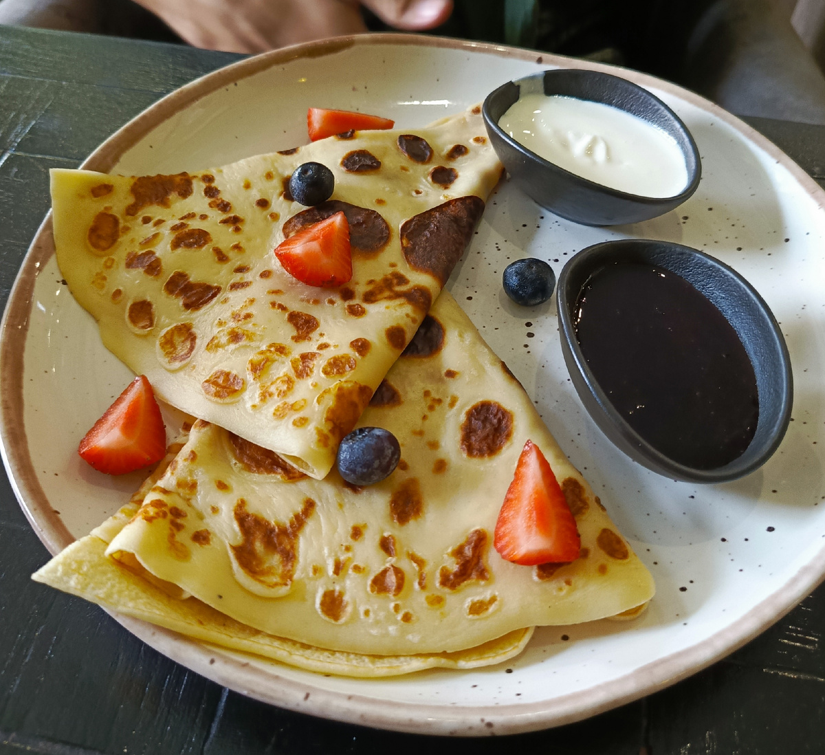 Блинчики со свежими ягодами, смородиновым джемом и сметаной пришлись по вкусу нашим мальчишкам )))