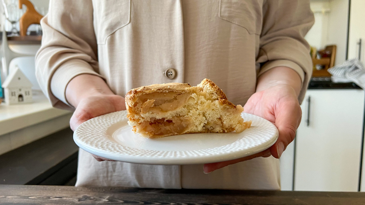 Пышная шарлотка с яблоками