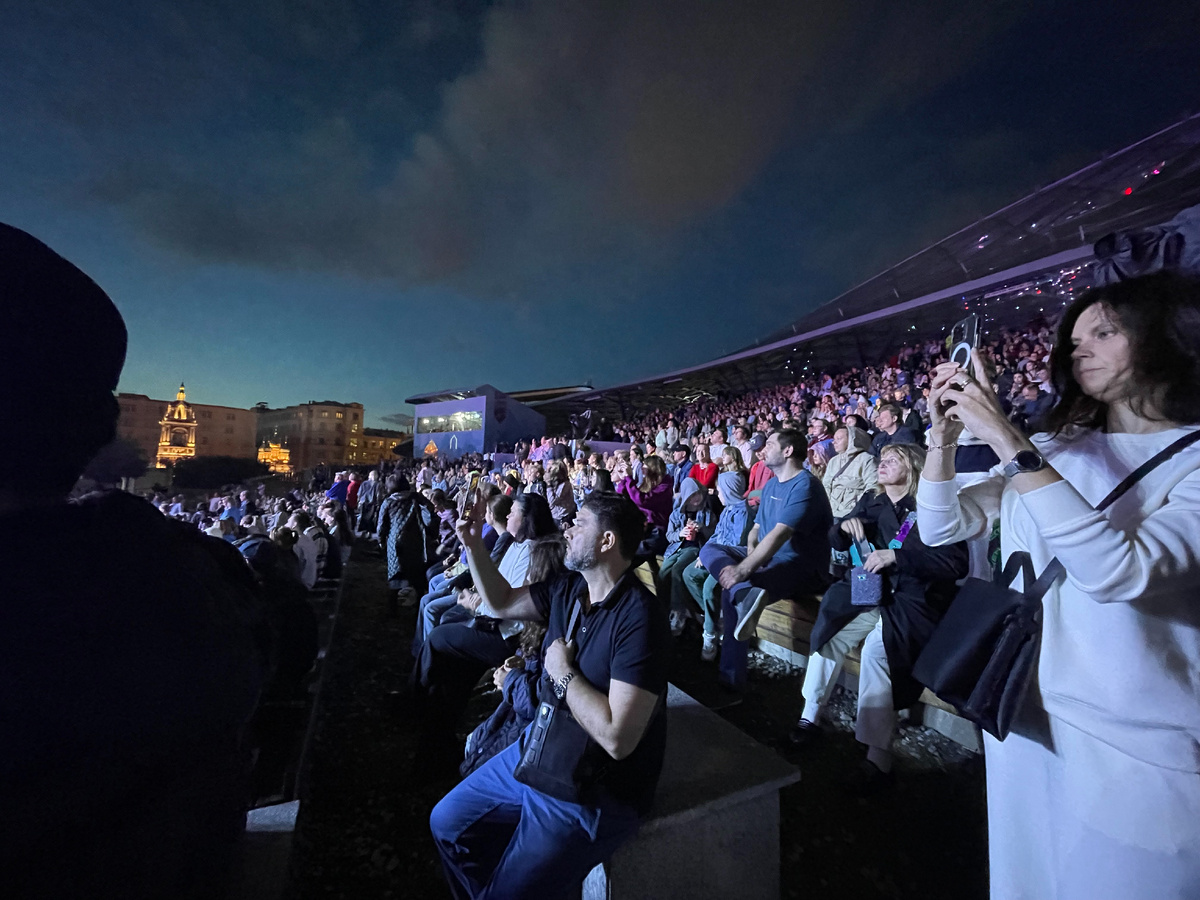 Все сидячие и стоячие места заняты