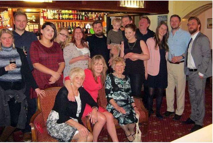 Марк Уилкокс в кругу семьи (сзади, четвертый справа, рядом с ним его сыновья. На переднем плане его мама Мэйр, рядом с ней сестра Марка Мэнди, сзади нее еще одна сестра - Керен)