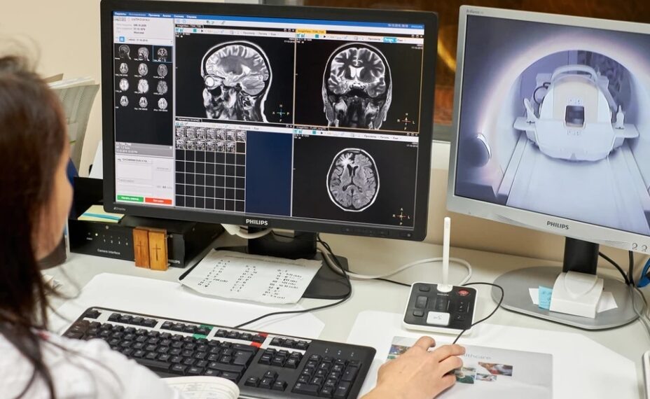    Обнаружить болезнь медикам удалось, изучив результаты анализов, снимков и проведения вестибулярного исследования. Фото: Артем КИЛЬКИН