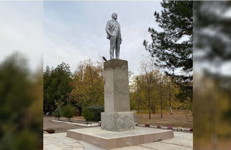 Памятник В.И, Ленину в селе Дмитровка Каховского района Херсонской области