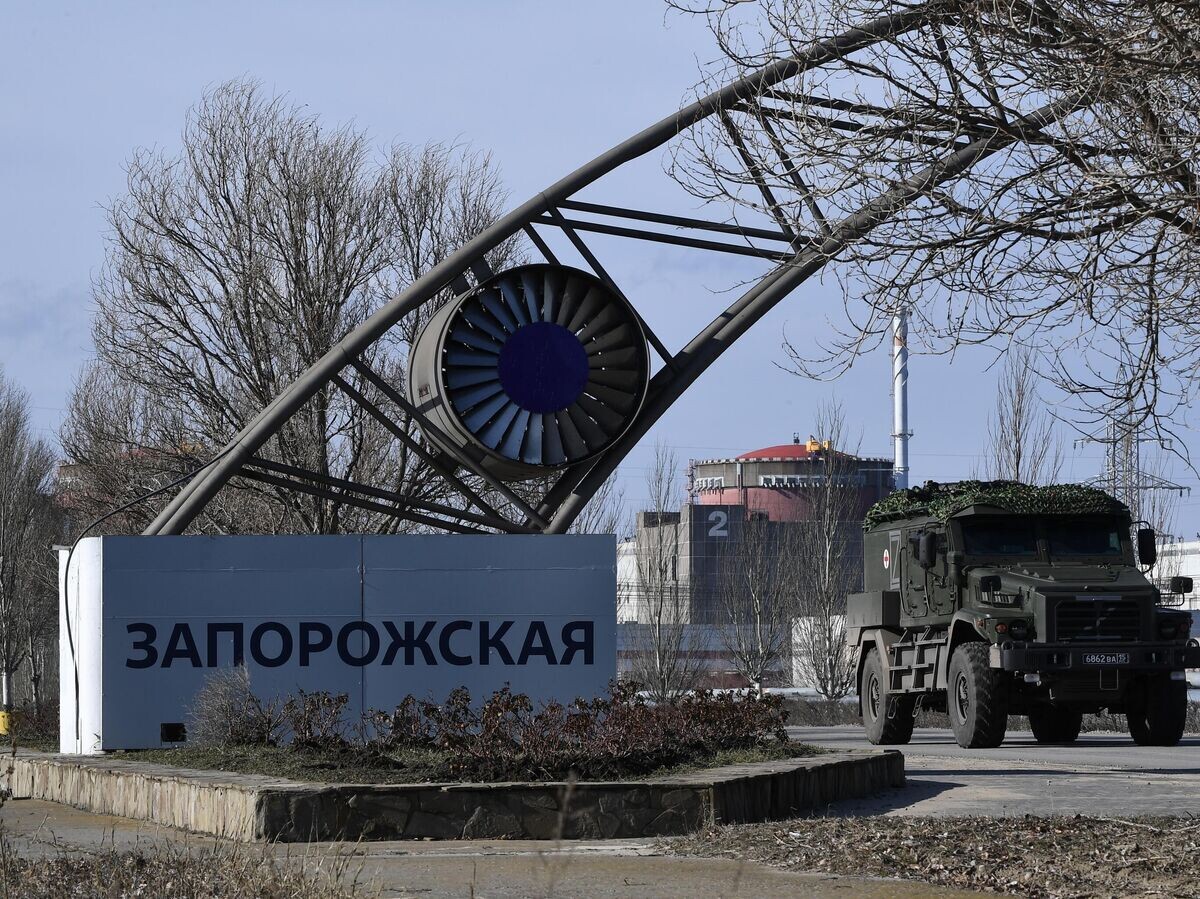    Бронеавтомобиль покидает территорию Запорожской АЭС© РИА Новости / Константин Михальчевский