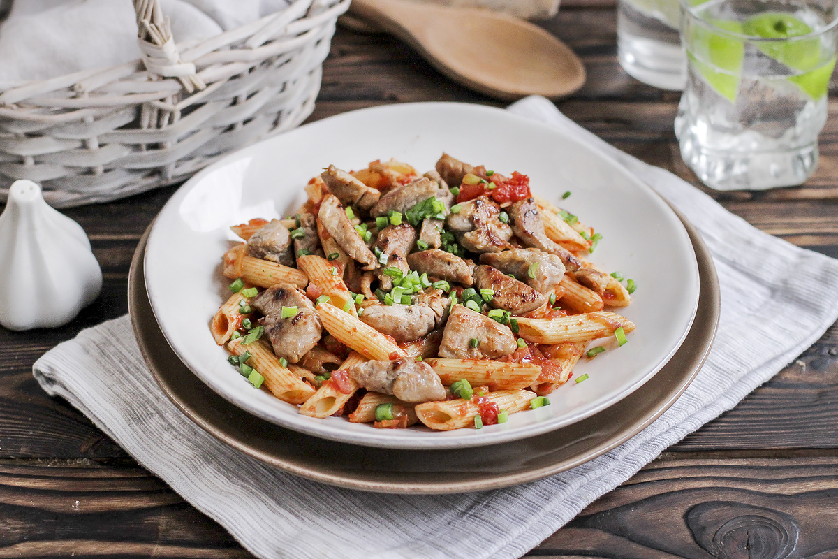 Пенне со свиной вырезкой в томатном соусе