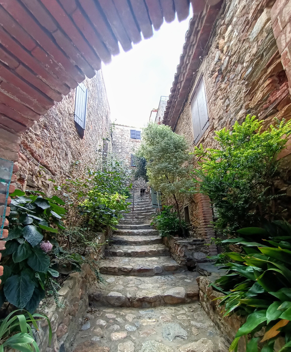 Лабиринт средневековых улиц Castelnou. France. Фото автора 