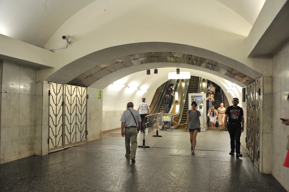 в метро.  фото: картинки яндекса.