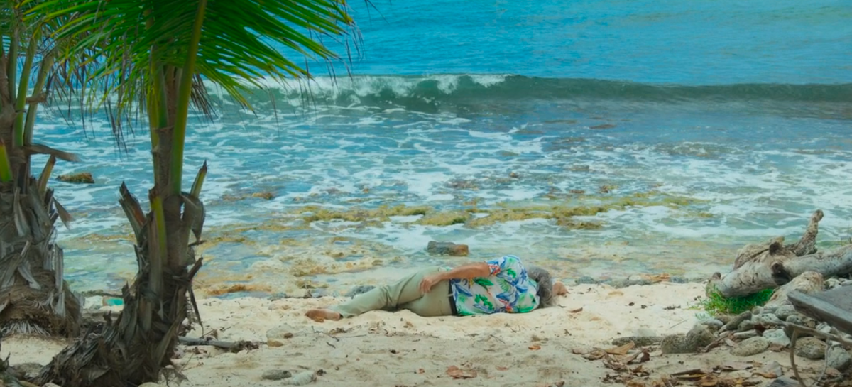 Мэтт (Николас Кейдж) лежит на пляже