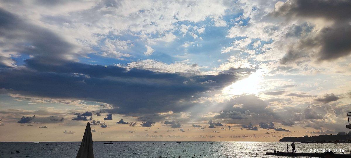 Я не знаю что это за остроконечный объект с лева, но все остальное - залюбуешься. На парус вроде не похоже.