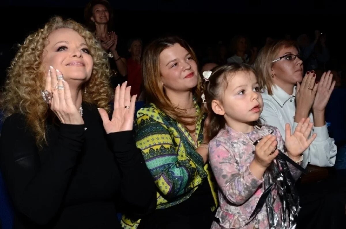    Певица Лариса Долина с дочерью Ангелиной и внучкой.