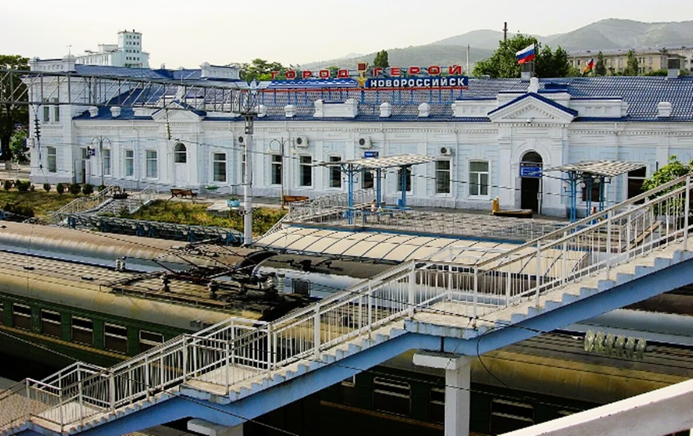 Поездка в Новороссийск, железнодорожный вокзал. (Фото Яндекс картинки)