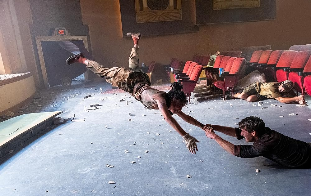 Кадр из фильма Twisters. Режиссер: Ли Айзек Чун. Оператор: Дэниэл Миндел. Производство: Amblin Entertainment, Lightnin' Production Rentals, The Kennedy/Marshall Company, Universal Pictures, Warner Bros.