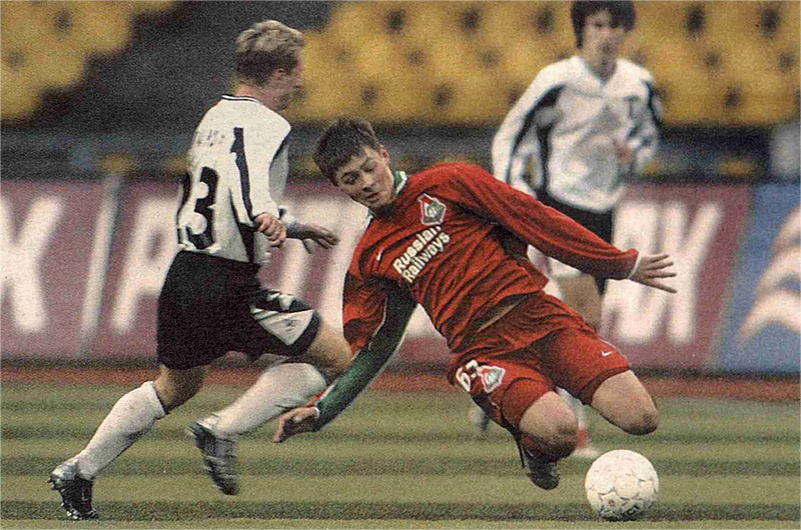 «Торпедо» - «Локомотив» (Москва) - 1:1. Торпедовец Александр Панов (слева) и железнодорожник Динияр Билялетдинов. На дальнем плане в белом торпедовец Виталий Волков.