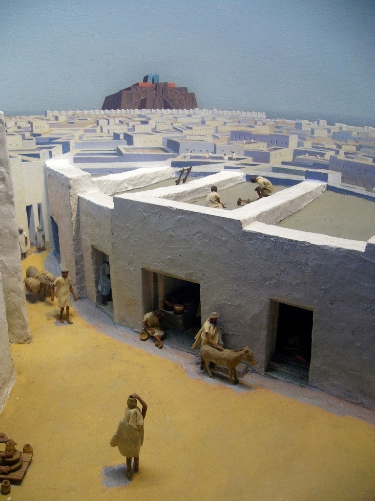 Диорама, отражающая наше современное представление о том, как мог выглядеть Ур во времена Третьей династии (примерно с 2112 по 2004 год до н.э.). Диорама находится в Американском музее естественной истории в Нью-Йорке. Вдалеке виднеется великий зиккурат Экишнугаль - «Дом могущества лунного сияния», посвященный Нанне, богу Луны.