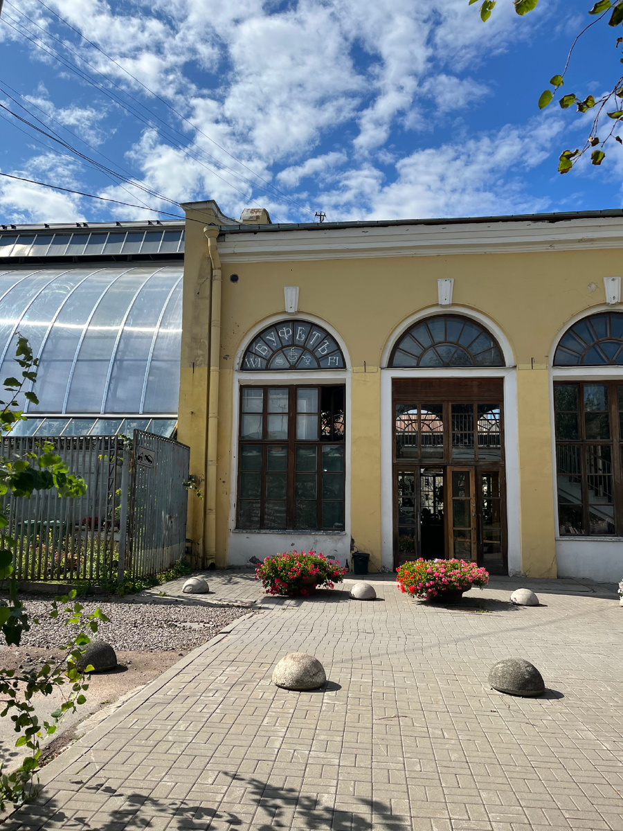 Здание, где находится вход в оранжерею и в кафе - со стороны Шпалерной улицы