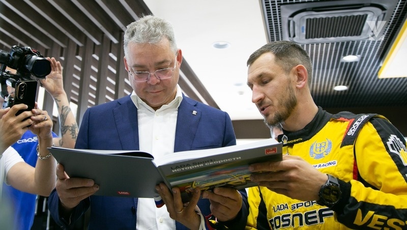    Губернатору Ставрополья подарили коллекционное издание книги «История скорости» Фото: Валерия Алтухова / / ИА «Победа26»