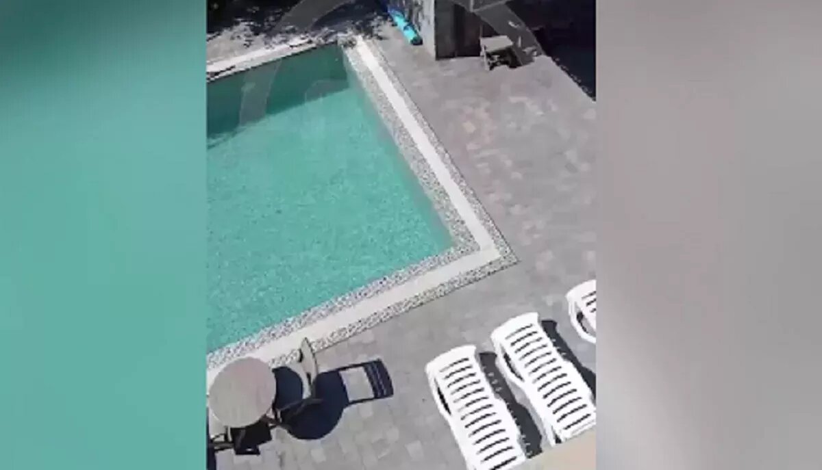 Место, откуда в девочку кидал пакет с водой школьник. 