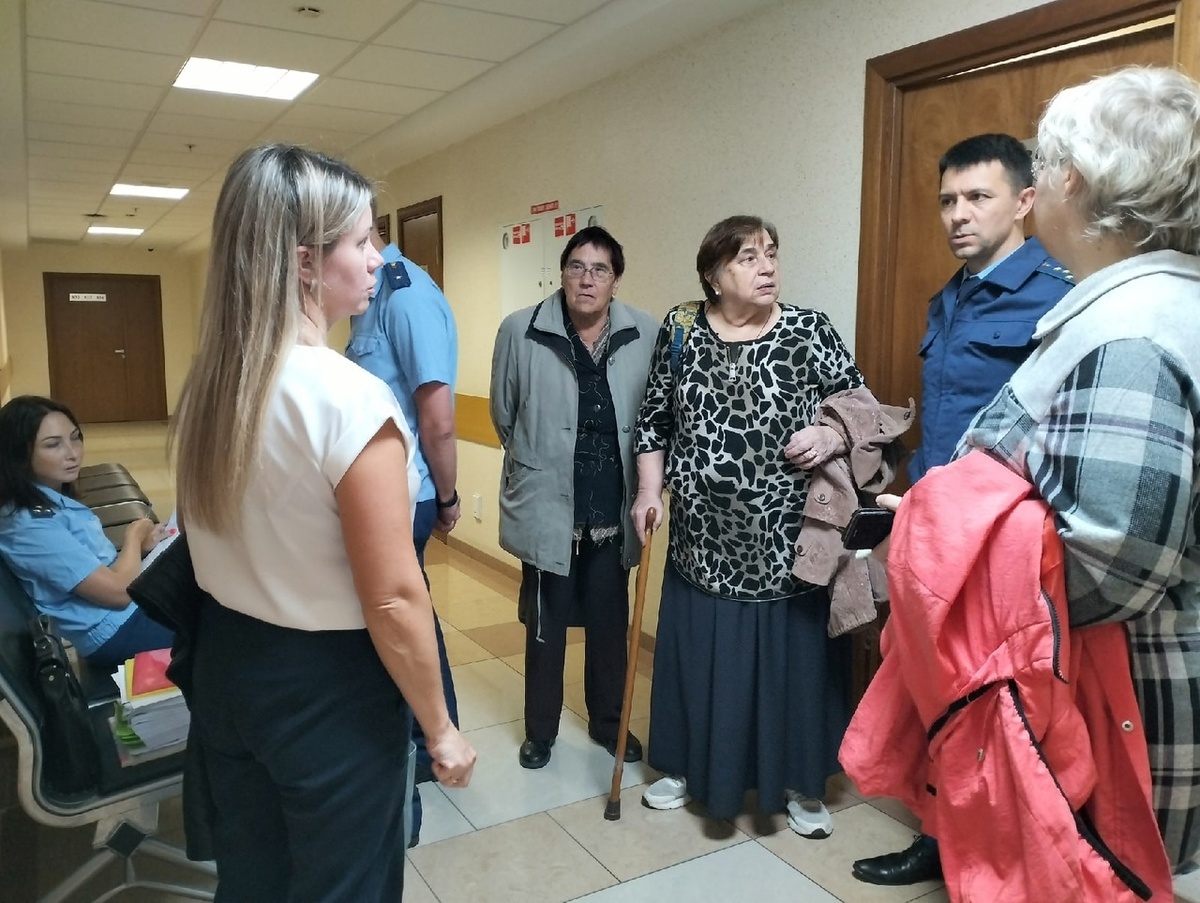 На фото. Ветераны ЗиДа с представителями налоговой службы и прокуратуры Перми в коридоре суда. Фото сделаны защитниками ЗиДа