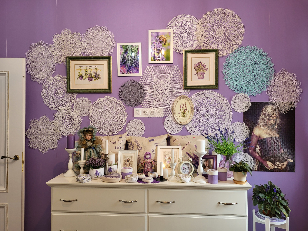 Стена с салфетками в моей спальне. Фото автора.