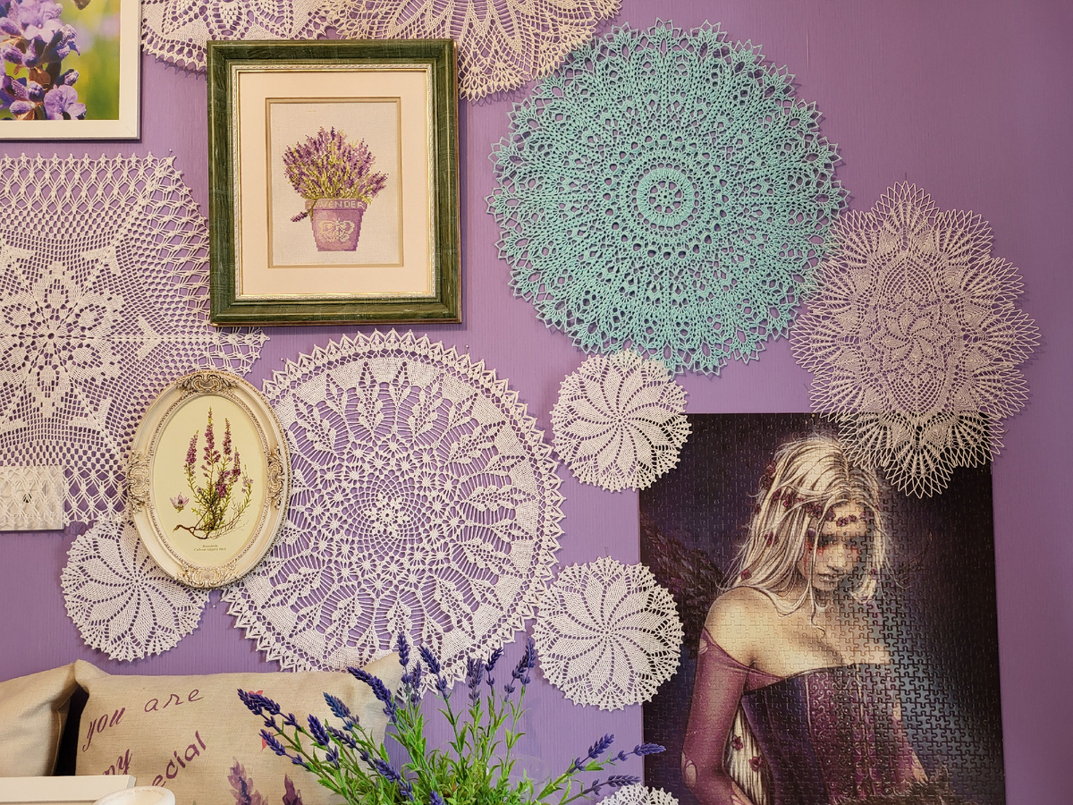 Салфетки на стене спальни. Фото автора.