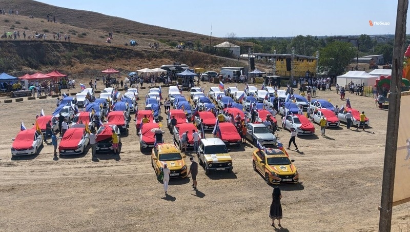    Участники автопробега изобразили российский флаг с помощью машин Фото: Дмитрий Ахмадуллин / / ИА «Победа26»