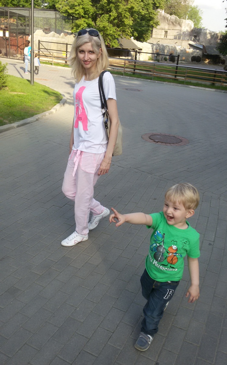 Автор с сыном  в 2016 году  в московском  зоопарке 🐻 