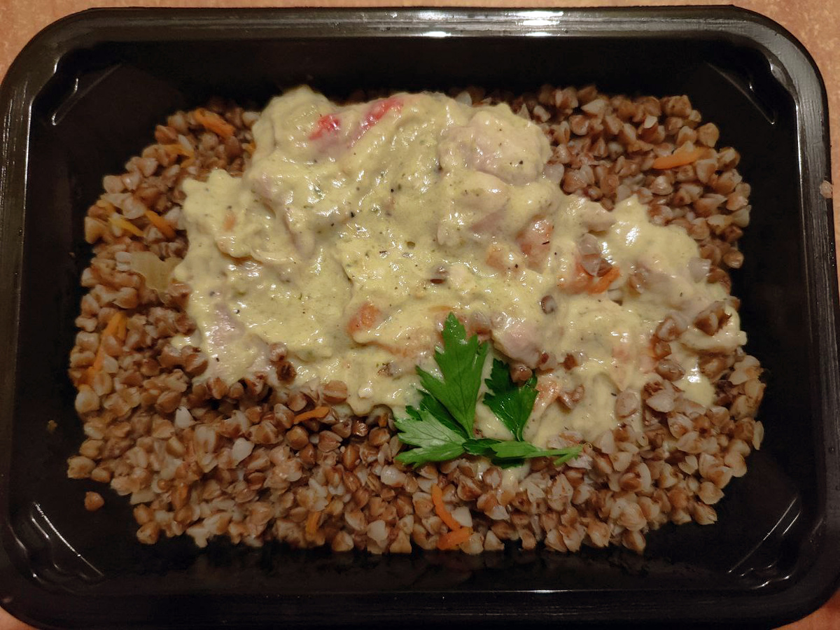 Задание на внимательность - разглядите кусочки мяса (и оцените его количество) в подливе. Фото автора.