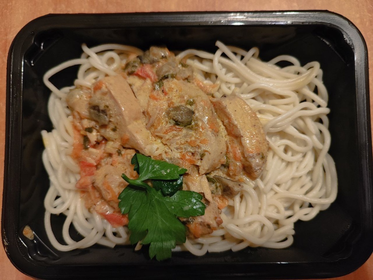 Спагетти с мясным рулетом. По цвеу можете догаться, что спагетти совсем не цельнозерновые.