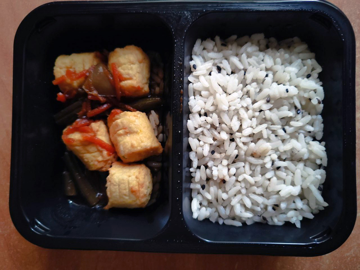 Рис и фрикадели с овощами (там стручковая фасоль, морковка и, кажется, перец)