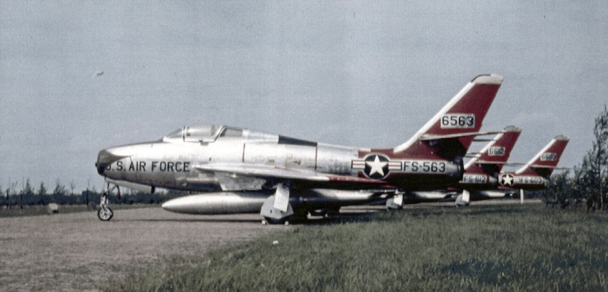 Первые голландские F-84F, еще с символикой ВВС США. Авиабаза Фолкель, 1955 г. 