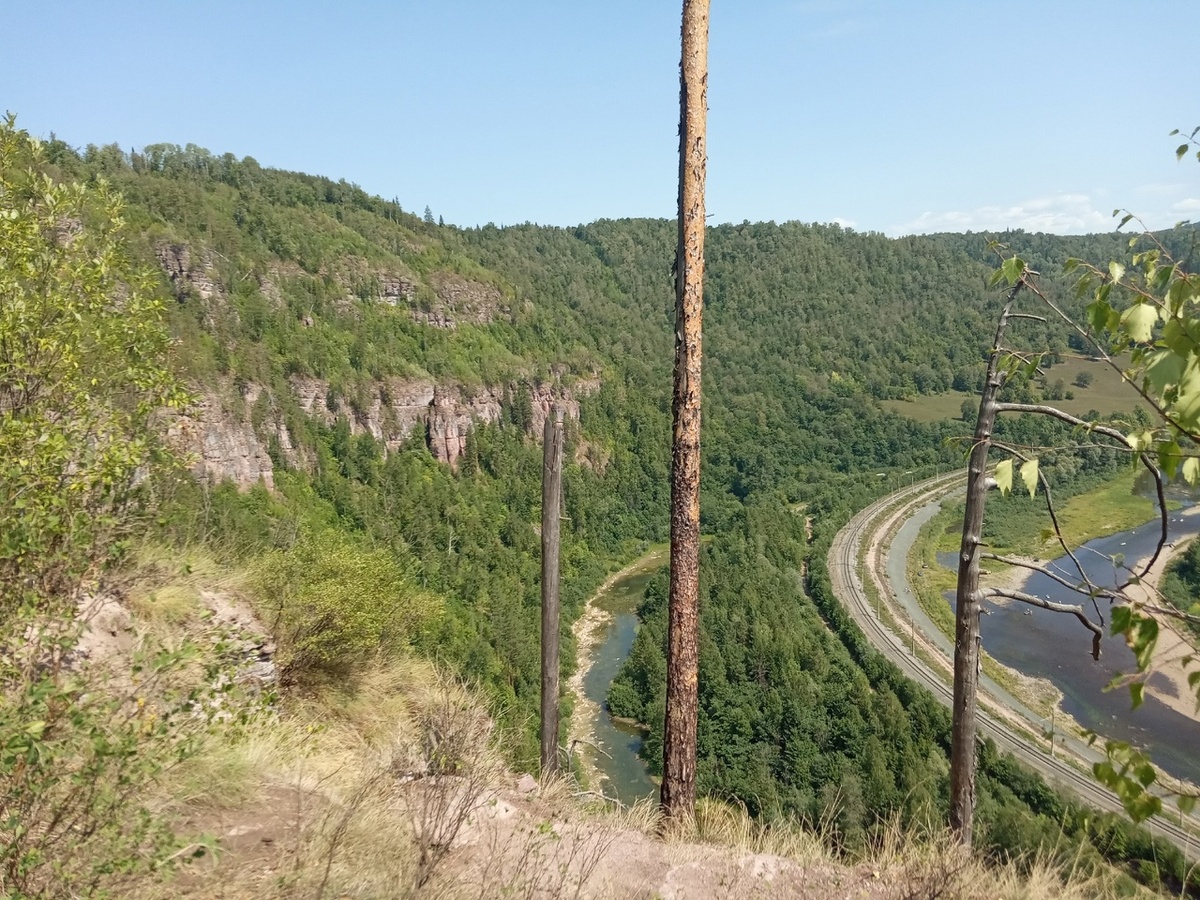 Розовые скалы