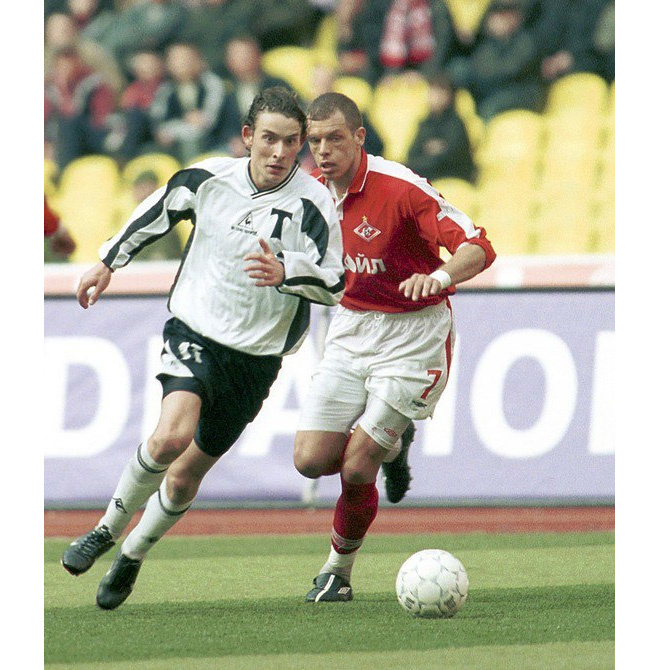 «Торпедо» - «Спартак» (Москва) – 2:1. Торпедовец Игорь Лебеденко (в белом) и спартаковец Душан Петкович.