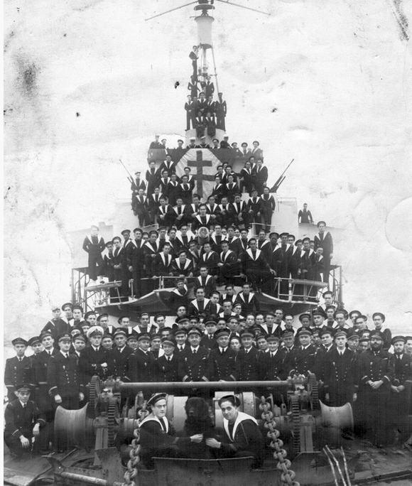 Экипаж авизо "Саворьян де Бразза" под флагом "Свободной Франции"