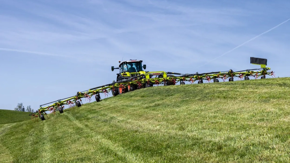 Фото: claas.com Новый ворошитель CLAAS VOLTO 1500 T в агрегате с трактором бренда