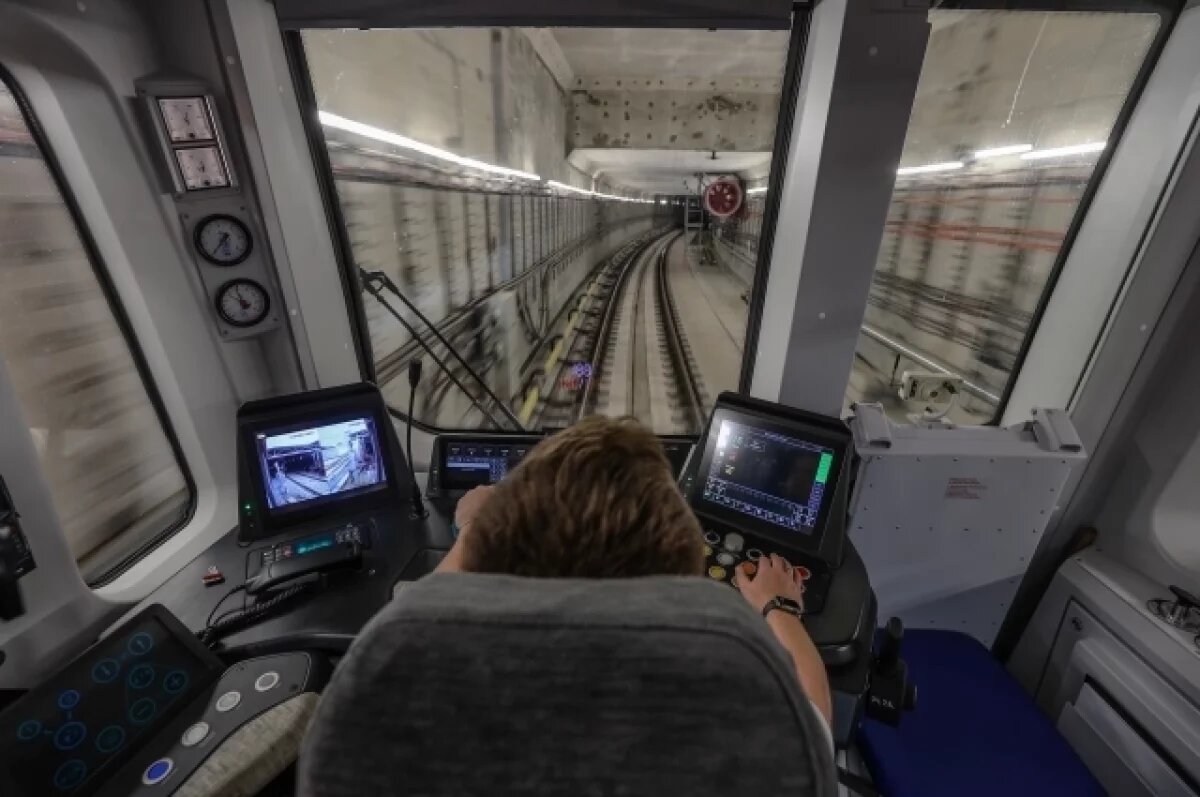    Первый технический поезд прошел по тоннелю «Спасской» в Петербурге