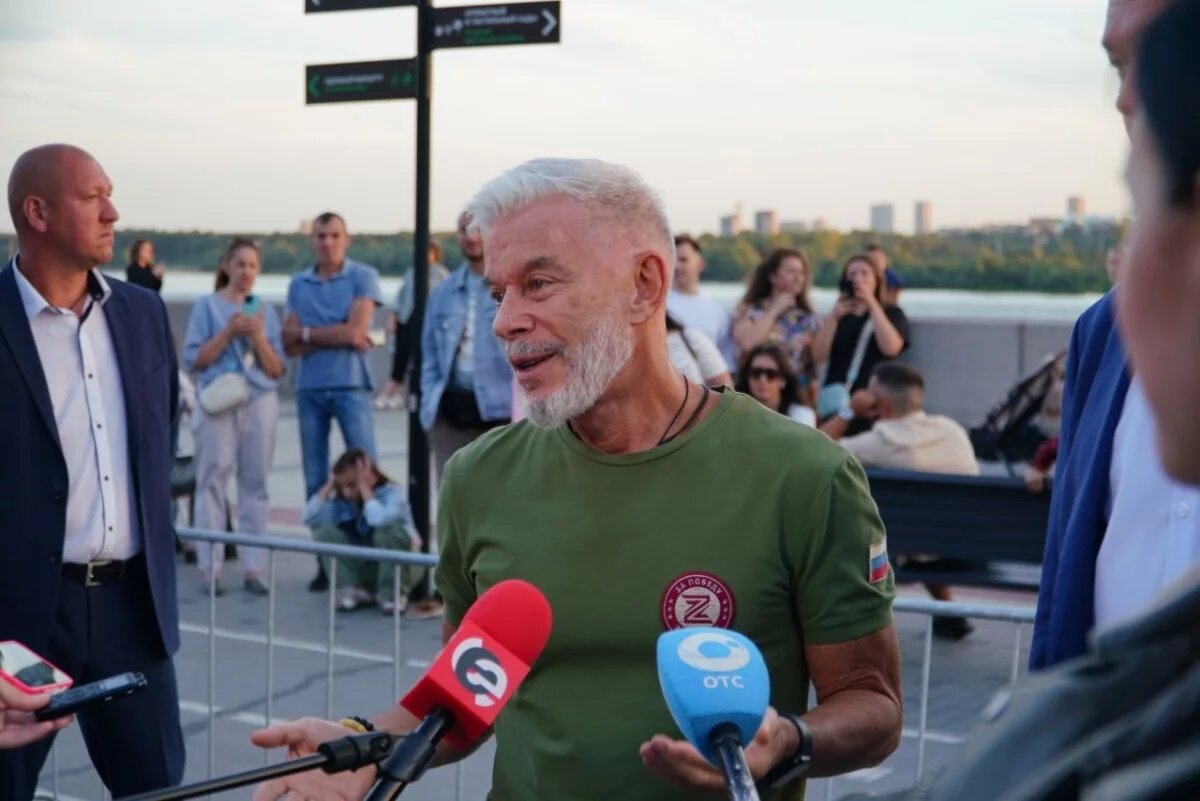    Олег Газманов выступает в Новосибирске в футболке с символом Z